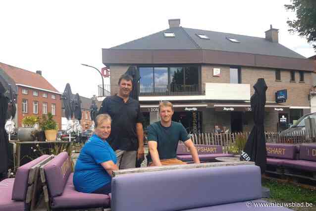 Fietsroute zet Meetjeslandse Cafés in de kijker: “Onze hamburgers verwijzen naar de lokale monumenten”