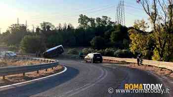 In fuga dai carabinieri sul furgone rubato finiscono fuori strada, morto un uomo