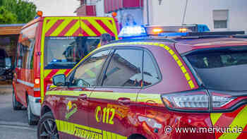 Mann gerät mit Traktor ins Rutschen und wird überrollt: Feuerwehr muss Eingeklemmten befreien