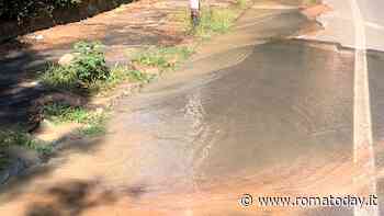 Cede l'asfalto per una perdita d'acqua: "Rischiamo nuova voragine"