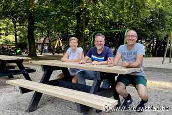 Picknicken aan nieuwe tafels in het Tivolipark