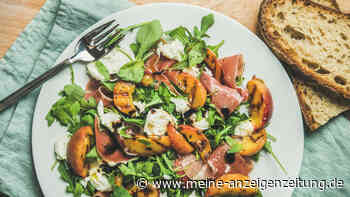 Für heiße Tage: Drei leichte Sommersalate mit fruchtig-frischem Topping