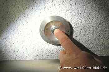 Fremde Männer treten Vlothoerin ins Gesicht