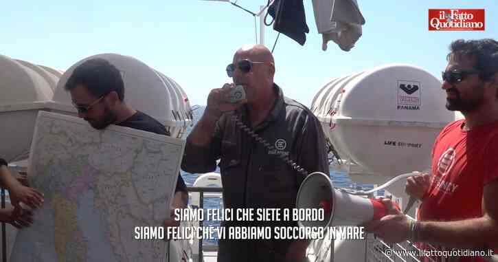 “Sappiamo cosa avete passato fino a qui. Ora una nuova opportunità”: il discorso del comandante della nave di Emergency ai naufraghi