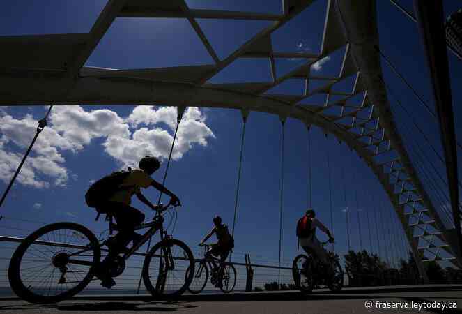 Cycling advocates warn of ‘crisis’ after latest rider killed on Toronto street
