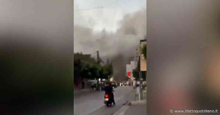 Tel Aviv attacca il Libano, esplosioni a Sud di Beirut: “Ucciso il numero due di Hezbollah”. Il partito sciita lancia decine di razzi su Israele