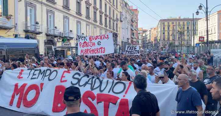 Da Scampia al centro di Napoli, gli sfollati in corteo: “Da giorni viviamo fuori casa, siamo esausti. Servono soluzioni dignitose”
