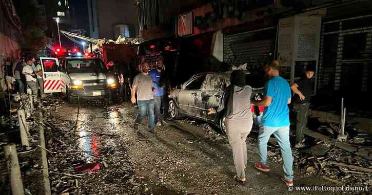 Tel Aviv attacca il Libano, esplosioni a Sud di Beirut: “Ucciso il numero due di Hezbollah”. Il partito sciita smentisce e lancia razzi su Israele