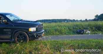 Grote pick-up botst met scooter: twee gewonden, traumahelikopter gealarmeerd