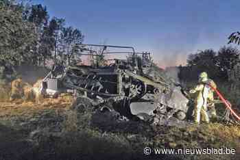 Persmachine vat vuur op akker in Wellen, de schade is groot