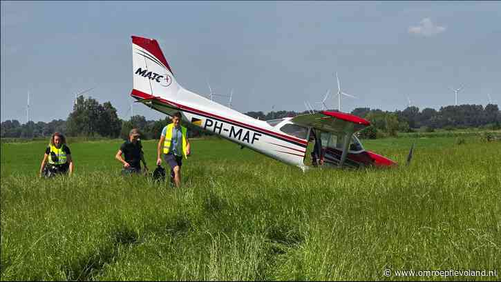 Lelystad - Vliegtuigje van Lelystad onderweg naar Teuge maakt noodlanding