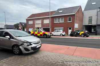 Brandweer moet vrouw bevrijden na aanrijding met tegenligger: bestuurder naar ziekenhuis