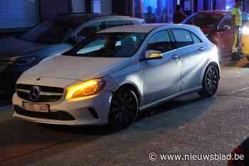 Rijbewijs ingetrokken nadat bestuurder tegen gevel schuurt en paaltjes ramt: bestuurder gewond naar het ziekenhuis