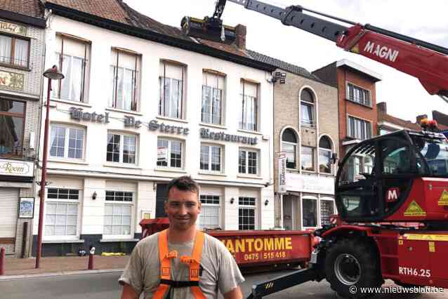 Met man en macht werken om dak van Hotel De Sterre te stabiliseren: “Hopelijk klaar voor het begint te onweren”