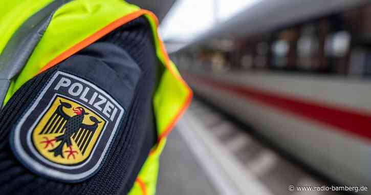 Mann wirft Betonplatte auf Gleise – und räumt sie selbst weg