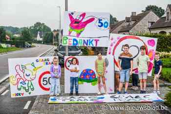 Kinderen in Diepenbeekse Helstraat protesteren tegen hardrijders: “Veel mensen rijden hier 100 km/uur