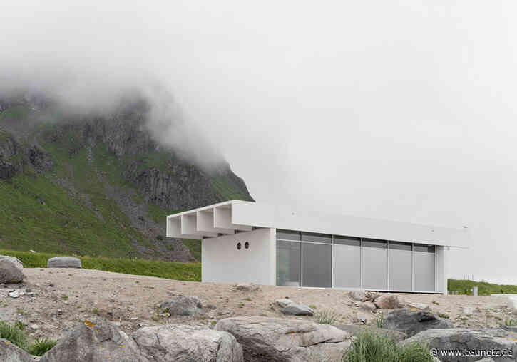 Horizontale Linien vor rauem Gebirge - Rastplatz auf den Lofoten von Vatn Architecture und Jørgen Tandberg