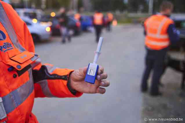 Man onder invloed rijdt over witte wegmarkering en loopt tegen de lamp