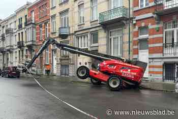 Hoogtewerker zakt weg in grond