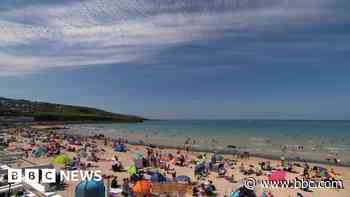 Tourists head to coast to escape 'sweltering' heat