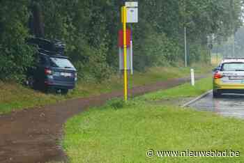 Auto in berm in Plockroy