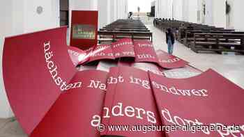 Rote Bruchstücke im sakralen Raum: Kunstinstallation in der Moritzkirche