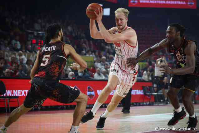 SPORTKORT WEST-VLAANDEREN. SK Roeselare klopt buur Rumbeke, KM Torhout en FC Knokke houden elkaar in evenwicht en Tim Lambrecht gaat in Polen basketten