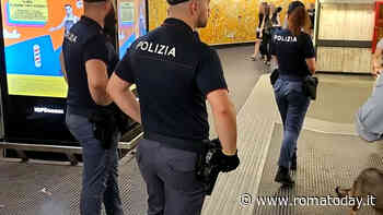 Borseggiato sulla banchina della metro con il figlio piccolo in braccio