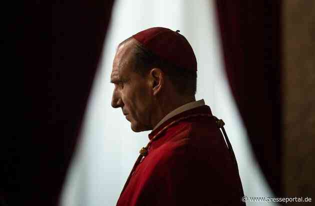 KONKLAVE / Atmosphärischer Thriller von Erfolgsregisseur Edward Berger mit Ralph Fiennes und Stanley Tucci in den Hauptrollen / Ab 21. November 2024 im Kino