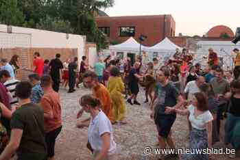 Folkdansen bij muziekclub ‘t Ey: “Wie even staat te kijken, doet automatisch mee”