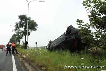 Auto gaat over de kop: bestuurder lichtgewond