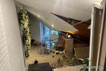 Straffe beelden: dak van uitvaartcentrum stort in tijdens zware onweersbui