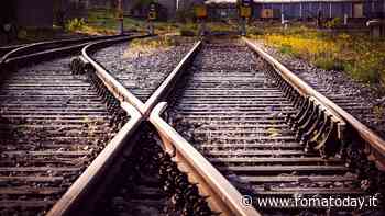 Ragazza scappa da casa famiglia, ritrovata mentre cammina sui binari del treno