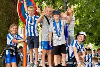 IN BEELD. Ook de allerkleinste Schotse voetbalfans palmen Brugse binnenstad in
