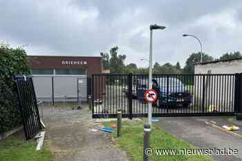 Parochiecentrum afgesloten: “Jammer voor de kinderen, maar de hondeneigenaars zijn hier de schuldigen”