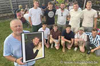 Jaar na treinongeval blijven familie en vrienden Dieter (23) herdenken: “Hij zou het zo gewild hebben”