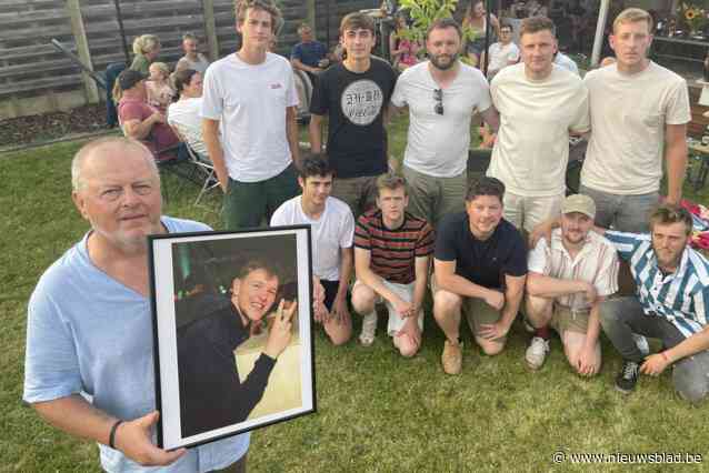 Jaar na treinongeval blijven familie en vrienden Dieter (23) herdenken: “Het is moeilijk, maar het doet deugd om hier samen te zijn”
