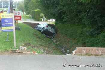 Automobilist (21) valt in slaap en belandt in gracht