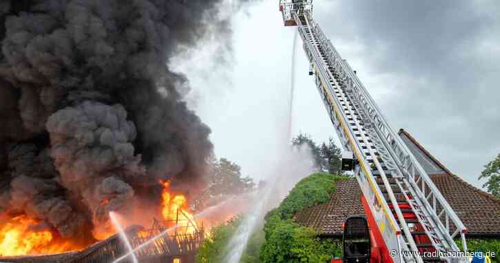 Lagerhalle mit 60 Autos abgebrannt – Blitzeinschlag?