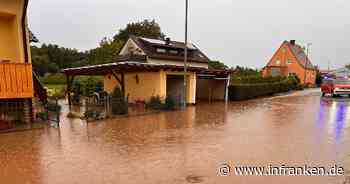Burgwindheim: Starkregen lässt Straßen überschwemmen - Feuerwehr dämmt Grundstücke