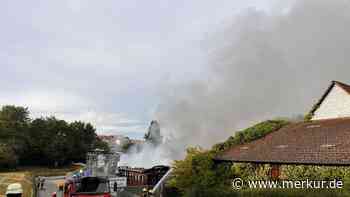 Auto-Lagerhalle in Bayern brennt nach Blitzeinschlag ab – Schaden in Millionenhöhe
