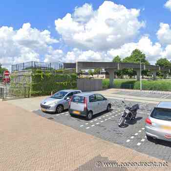 Jongeren gooien met voorwerpen van voetgangersbrug Burgemeester Keijzerweg