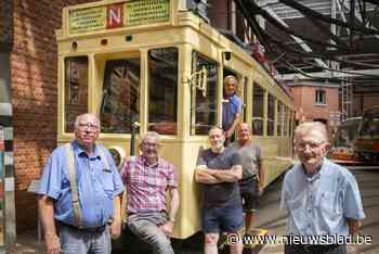 Het mannenclubje achter de historische trams die (even niet) door ’t Stad rijden: “Monden vallen open als we voorbijkomen”