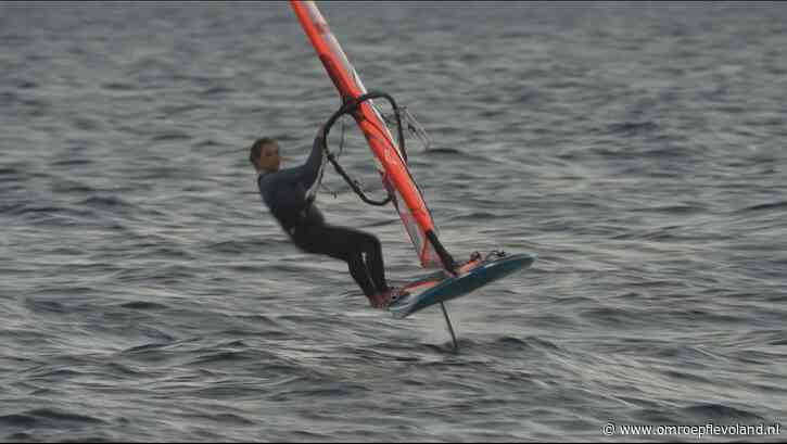 Almere - Sara Wennekes zwaar teleurgesteld na missen olympische finale windfoilen: 'Alles wat mis kon gaan ging mis'