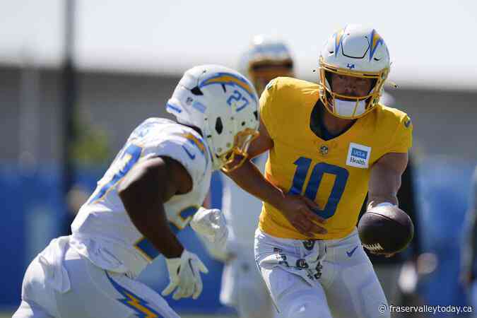 Chargers QB Justin Herbert will miss at least next 2 weeks because of a right foot injury