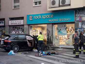 Milano, suv si schianta contro vetrina di un negozio: grave una coppia