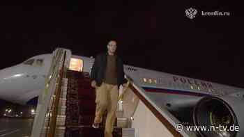 Umarmung vom Präsidenten: Putin empfängt freigelassene Gefangene persönlich am Flughafen