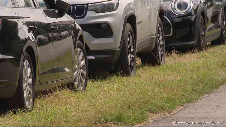 Emmeloord - Parkeerverbod in bermen bij Wellerwaard vaak genegeerd, gemeente gedoogt situatie 'gedeeltelijk'