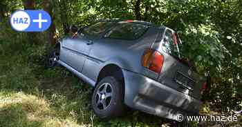 Schrottauto in Lehrte: VW Polo an Waldweg bei Hämelerwald hinterlassen