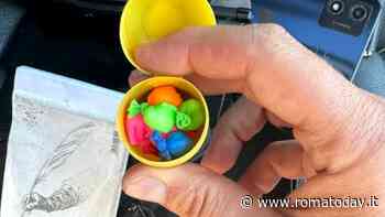 Spaccia dalla finestra del garage, la cocaina nascosta nella fodera della tenda